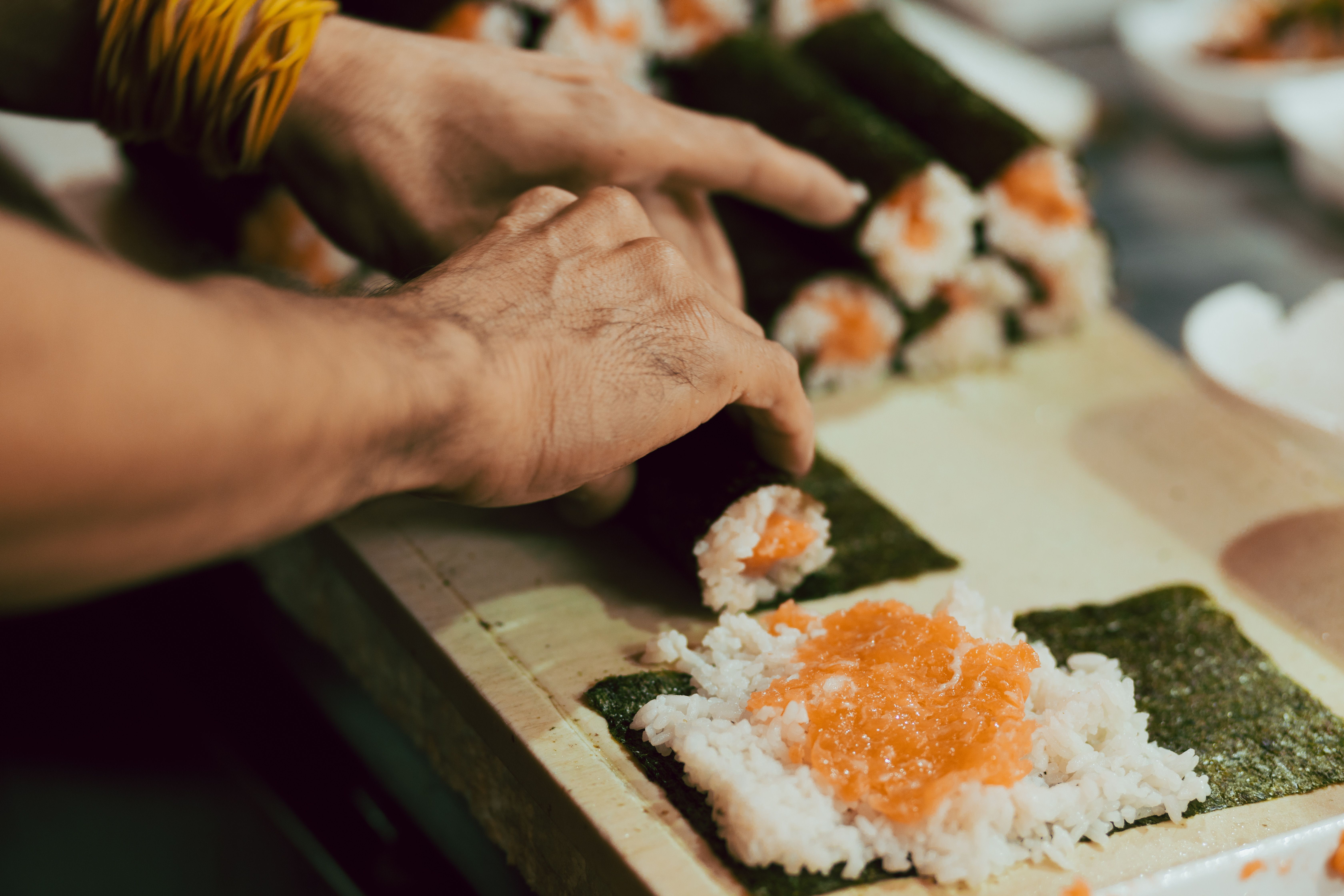 Chef preparando sushi en Sushi Kai